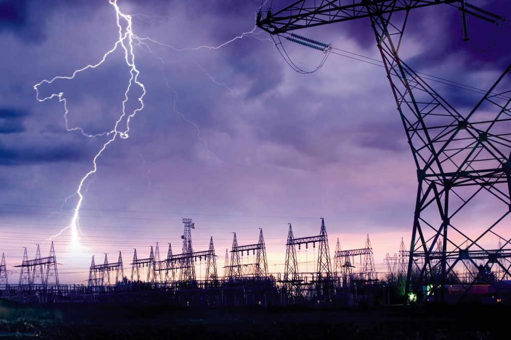 Bezpieczeństwo w przemyśle i we własnym domu – przy wsparciu nowych rozwiązań ochrony przed przepięciami z rodziny SEC firmy Phoenix Contact.