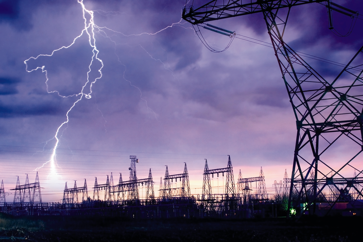 Bezpieczeństwo w przemyśle i we własnym domu – przy wsparciu nowych rozwiązań ochrony przed przepięciami z rodziny SEC firmy Phoenix Contact.