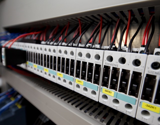 GreyLogix projektuje i wykonuje szafy sterownicze dla dużych projektów automatyki - w tym również zapewniających nadzór nad całymi fabrykami i elektrowniami