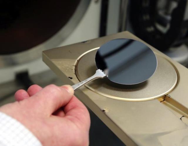 Płytka, na której umieszczany jest grafen w Instytucie Technologii Materiałów Elektronicznych w Warszawie (ITME). ITME zajmuje się technologią wytwarzania grafenu na podłożach dielektrycznych i metalicznych. Zespołem kieruje dr inż. Włodzimierz Strupiński, który jest także współautorem programu badań metalicznych.