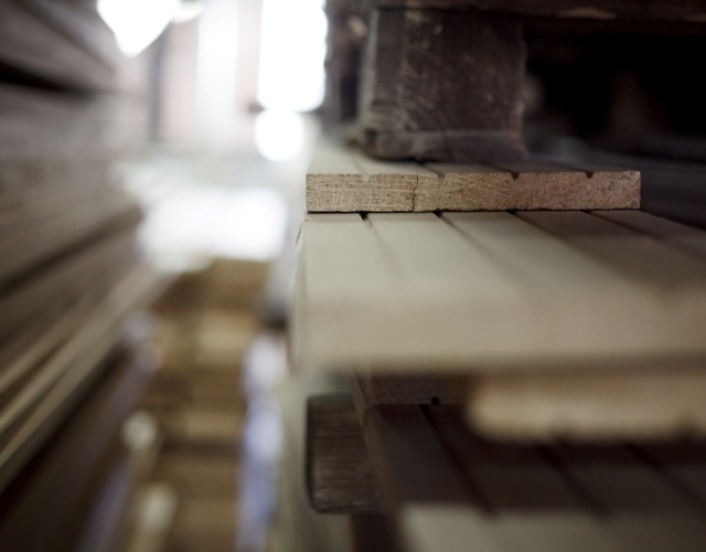 Jak automatyka i robotyka wspiera branżę meblarską