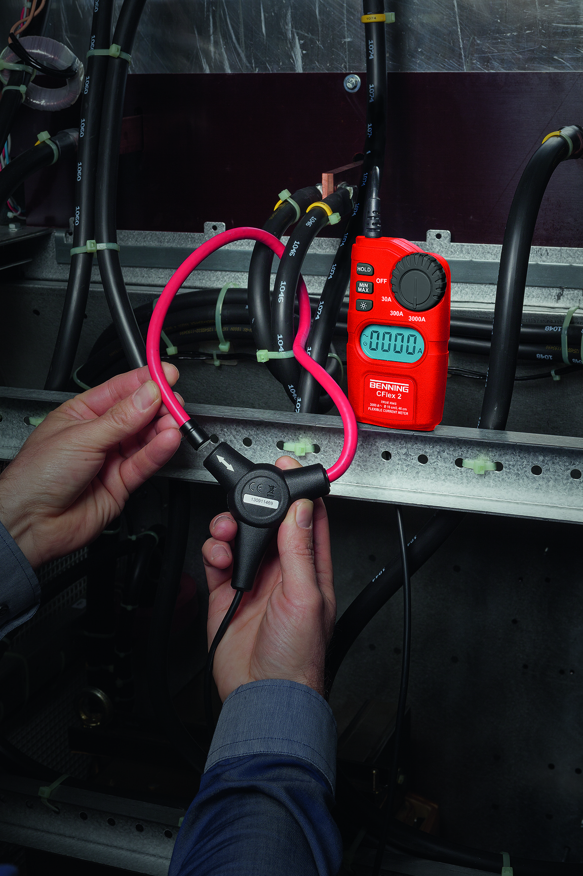 Elastyczne cęgi BENNING CFlex 2 do pomiaru napięcia pojedynczego przewodu i wiązki kabli