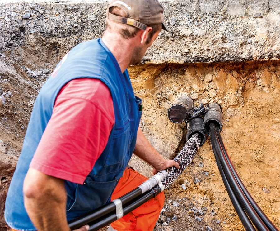 Równoczesny montaż zespołu trzech kabli  w przepuście kablowym