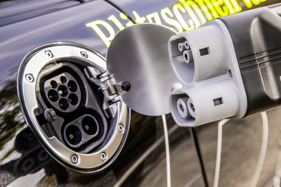 Charging Interface Initiative e.V. (CharIN) wspiera wprowadzenie jednolitych techniczne standardów Combined Charging Systems (CCS), a rozwojowo dąży też do wprowadzenia możliwości ładowania o mocy 150kW.