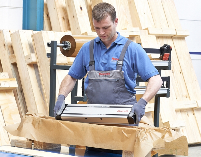 Dostawa z fabryki w ciągu maksymalnie 10 dni roboczych: indywidualnie konfigurowane systemy przemieszczeń liniowych objęte programem GoTo Europe (szybka dostawa produktów) firmy Bosch Rexroth.