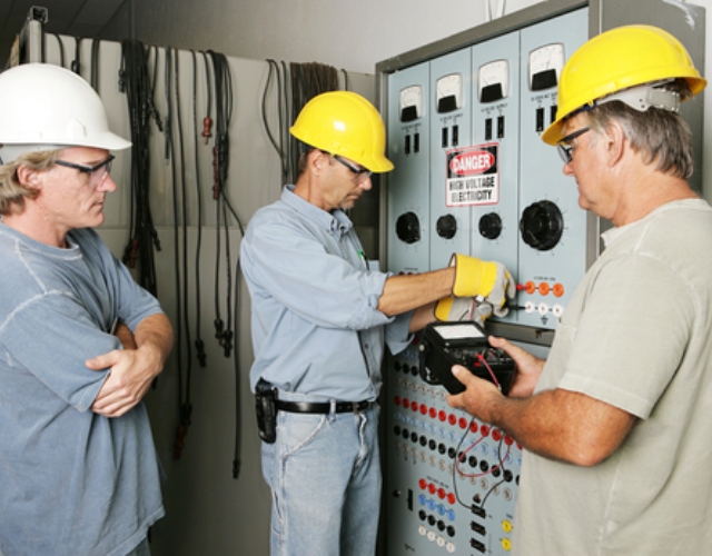 Napięcia w pracy przy urządzeniach elektroenergetycznych