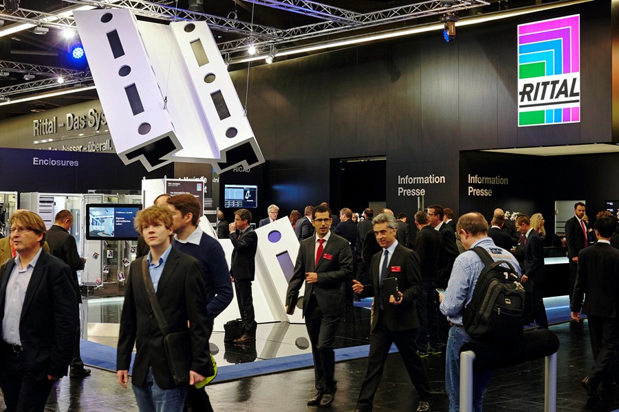 „Nasze kompetencje. Twoje korzyści.“ – pod tym hasłem Rittal zaprezentuje na targach SPS IPC Drives w Norymberdze całkiem nowe spojrzenie na proces tworzenia wartości w produkcji urządzeń sterowniczych i rozdzielczych.