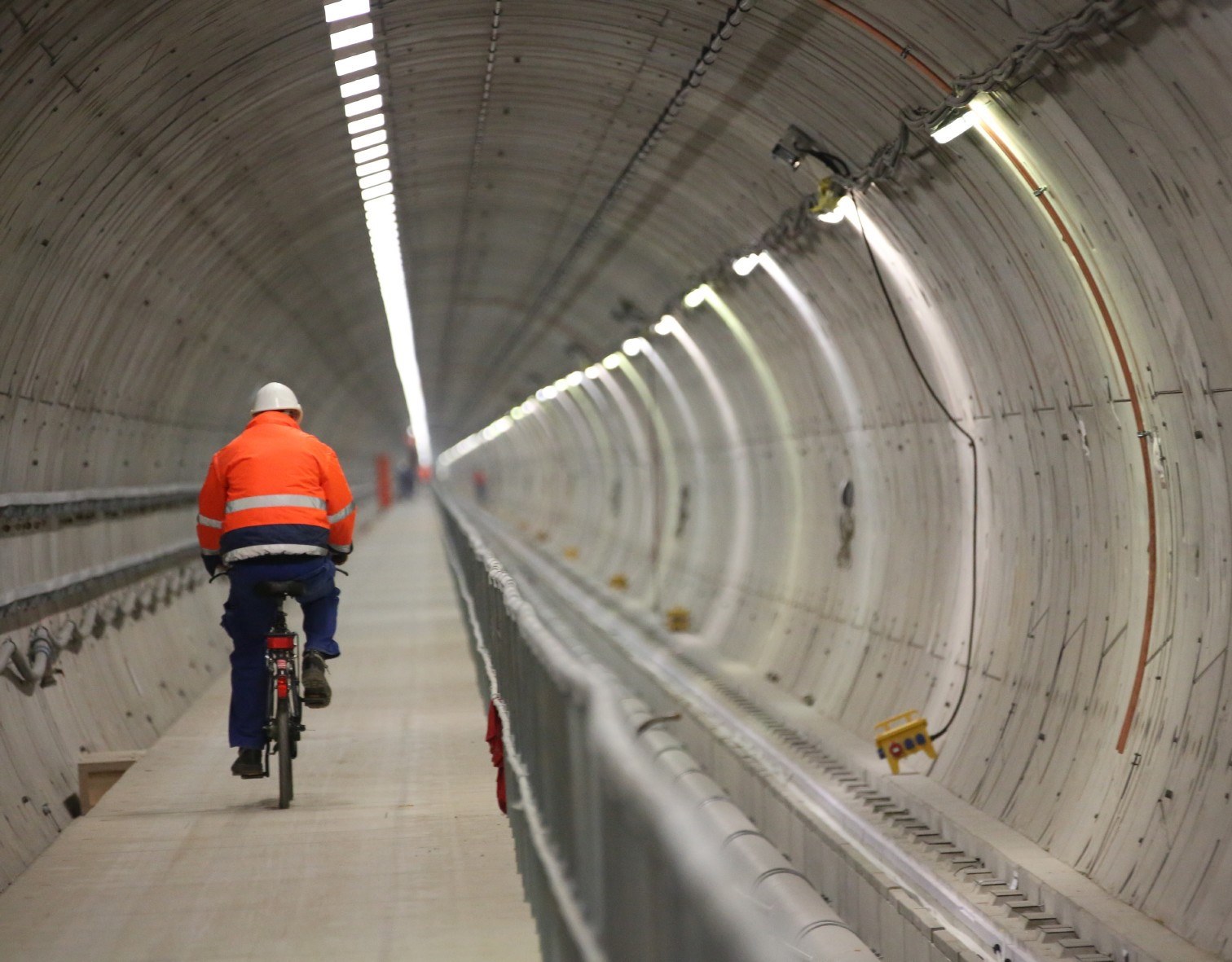 Widok na tunel przyspieszający o długości 2,1 km European XFEL. Laser rentgenowski biegnie w systemie tuneli o długości 5,8 km
