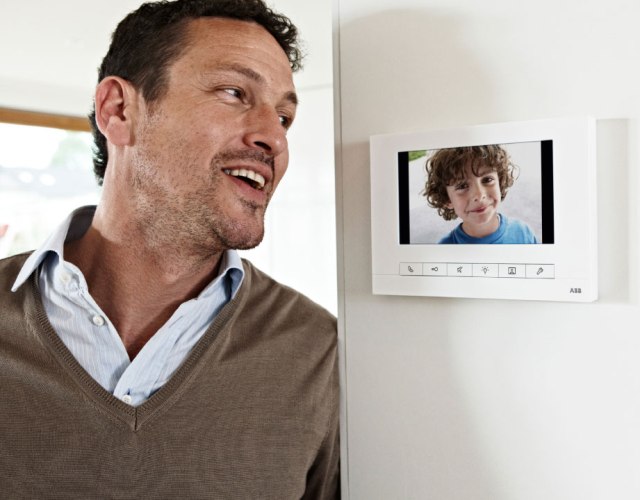 System inteligentnego zarządzania budynkiem ABB-free@home zostaje rozbudowany o funkcję sterowania głosem.