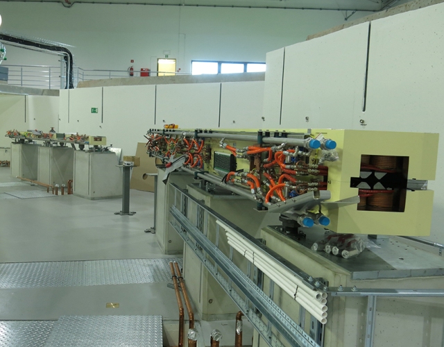 Obecnie na betonowych podporach w tunelu zostało umocowanych już sześć magnesów. Docelowo będzie ich dwanaście.