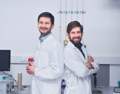 Młodzi polscy fizycy pracują nad technologią wytwarzania ultracienkich linii przewodzących prąd elektryczny, której może już wkrótce będziemy zawdzięczać jaśniejsze i większe wyświetlacze oraz wydajniejsze panele fotowoltaiczne