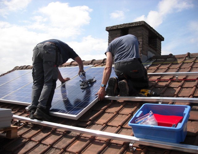 Na potrzeby festiwalu powstała mikroinstalacja z panelami fotowoltaicznymi, która podąża za ruchem słońca