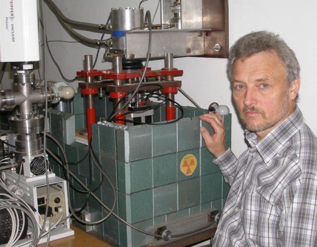 Prof. Krzysztof Szymański z wydziału fizyki UwB przez ok. dwa lata wraz z zespołem badał niejednorodność płaskich płyt wykonanych z materiałów przewodzących prąd elektryczny.