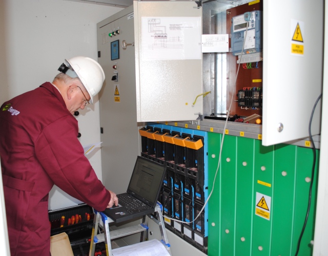 Elektromonter układów pomiarowych podczas ustawiania parametrów transmisji