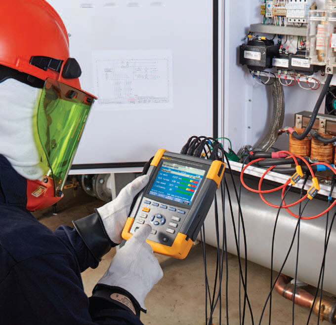 Fluke 438-II mierzy zarówno elektryczne, jak i mechaniczne parametry pracy silników elektrycznych