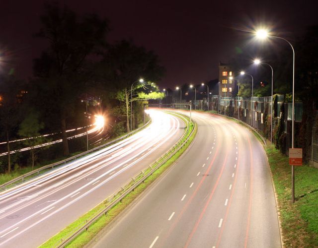 W Krakowie trwa montaż inteligentnego oświetlenia