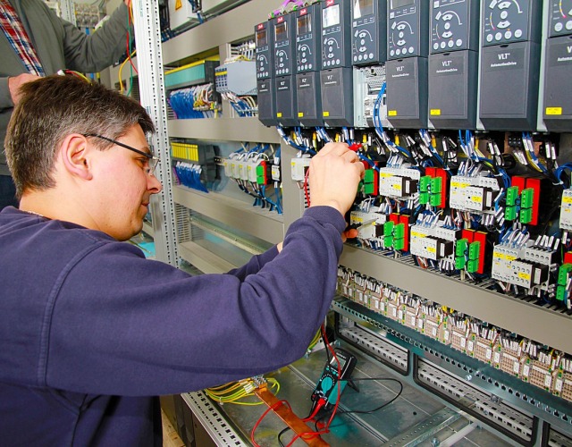 Praca przy szafie sterowniczej