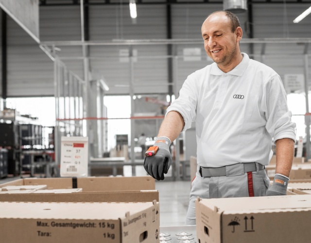 Pracownicy logistyki w fabryce w Ingolstadt używają rękawic ze skanerem „ProGlove”