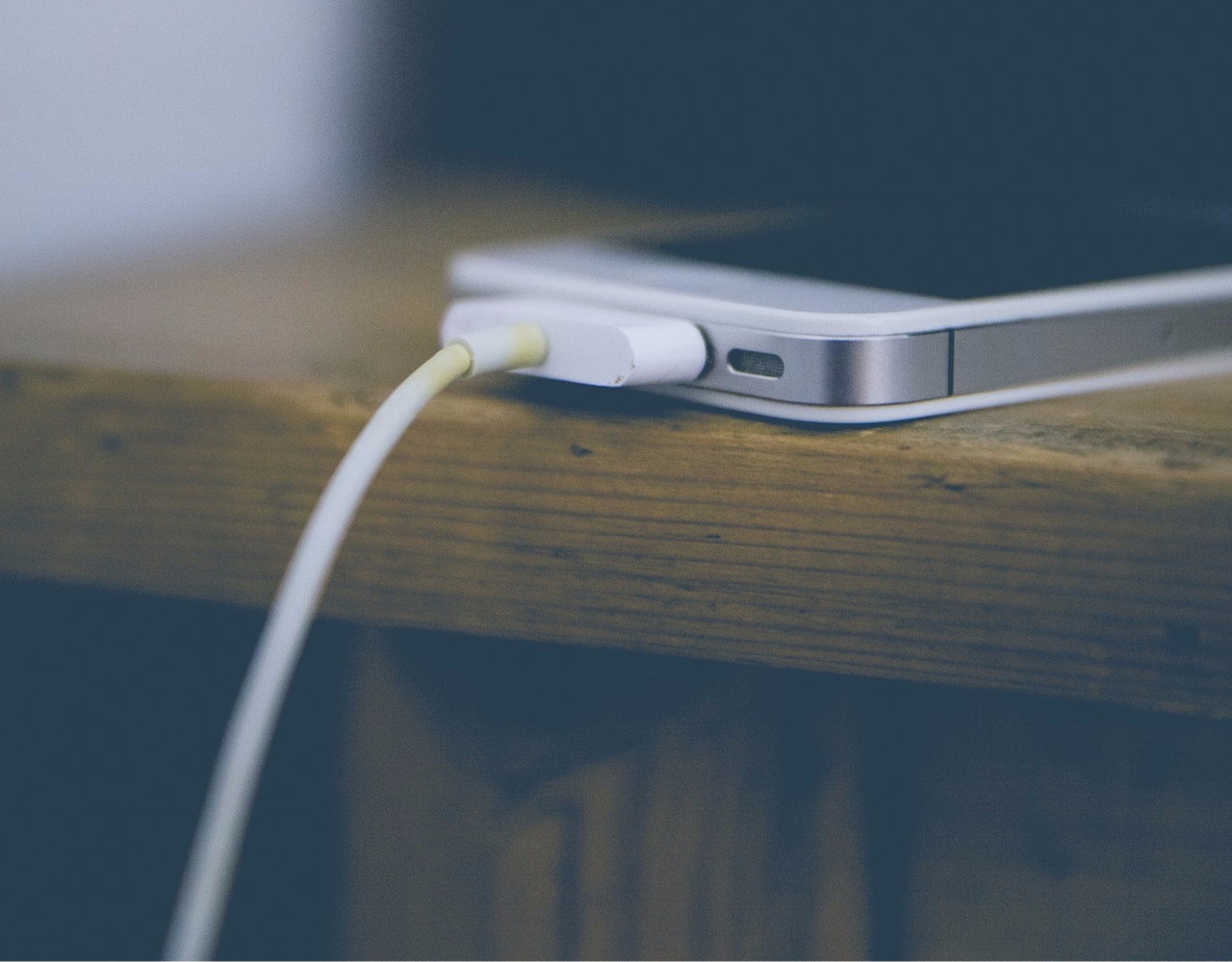 Nie zostawiajmy na noc telefonu komórkowego podłączonego do ładowarki