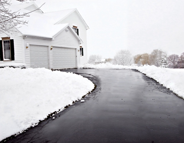 Każdy rodzaj chodnika, drogi dojazdowej, rampy czy schodów może być „odśnieżany” za pomocą kabli i mat grzejnych