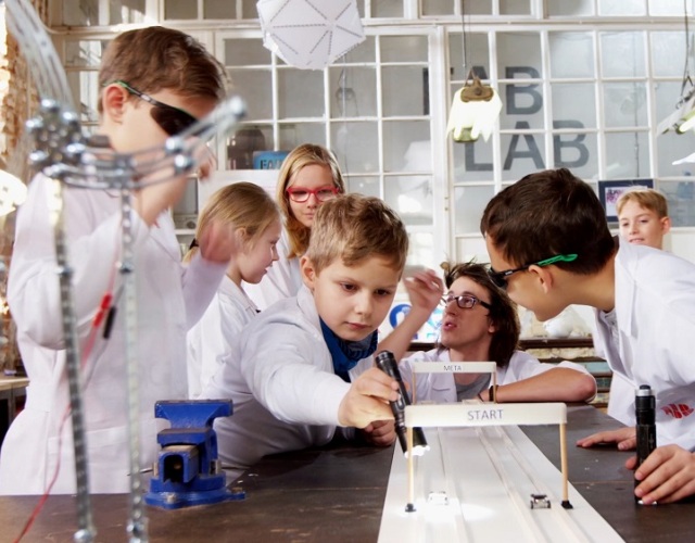 ABB uruchamia pilotażową serię programów edukacyjno-naukowych w łódzkim FabLabie