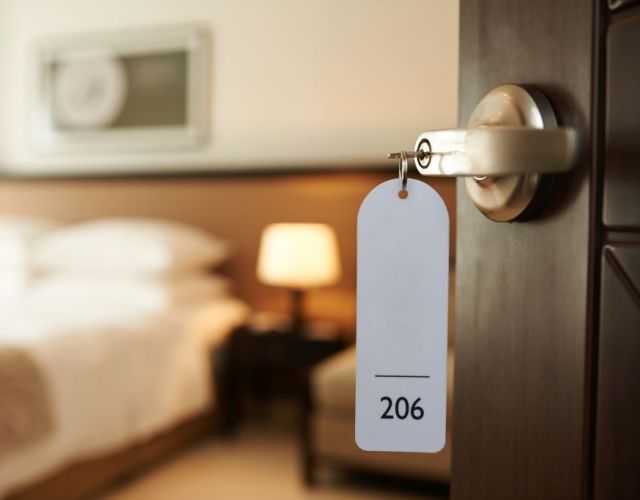 Oświetlenie zapewniające komfort gości w pokoju hotelowym