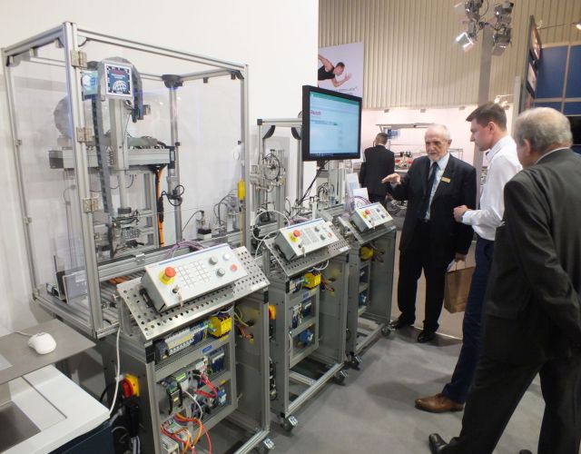 Mechatroniczne stanowisko dydaktyczne mMS 4.0 umożliwia montaż kostek na linii składającej się z trzech stanowisk roboczych: magazynu półproduktów, prasy pneumatycznej lub hydraulicznej i magazynu wysokiego składowania.