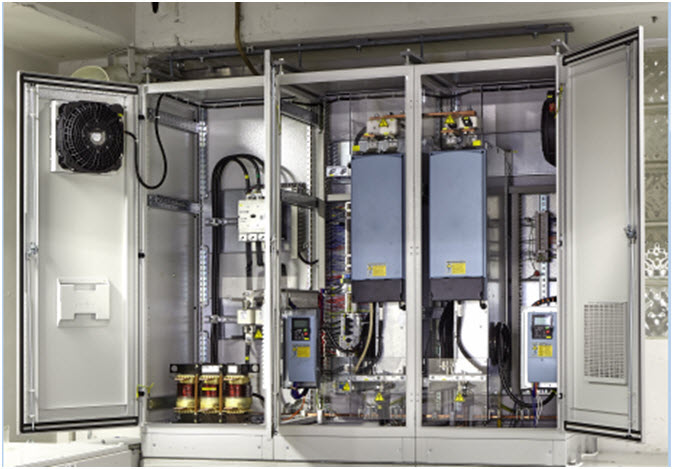 Chłodzony powietrzem przemiennik częstotliwości (SPI) z modułem regeneracyjnym (SPA) Eaton pozwala odzyskiwać energię hamowania silnika i zwracać ją do sieci.