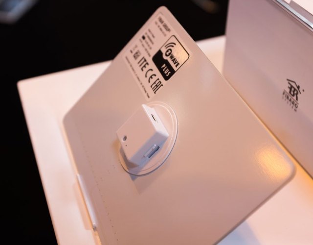 Kontroler Fibaro Swipe może być zasilany za pomocą 4 baterii AA lub przewodowo poprzez złącze Micro USB.