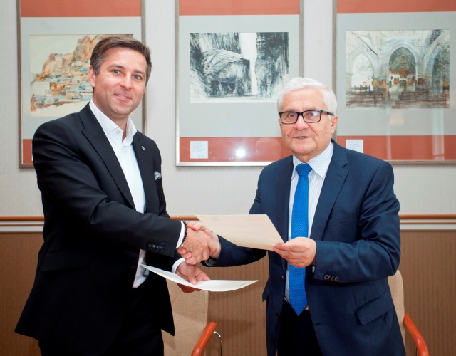 Politechnika Warszawska podpisała umowę z Konsorcjum Polski E-BUS, reprezentowanym przez URSUS BUS S.A.