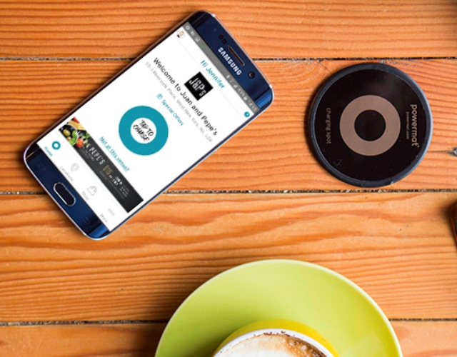 Bezprzewodowe ładowanie smartfonów może zwiększyć przychody w branży HoReCa