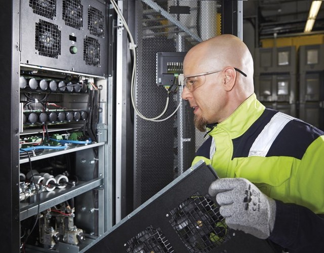 Nowa Biała Księga pomaga managerom obiektów oraz managerom IT w określeniu najlepszego sposobu konserwacji zasilaczy UPS.