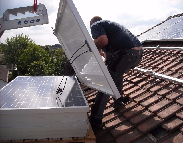 Montaż dachowej instalacji fotowoltaicznej