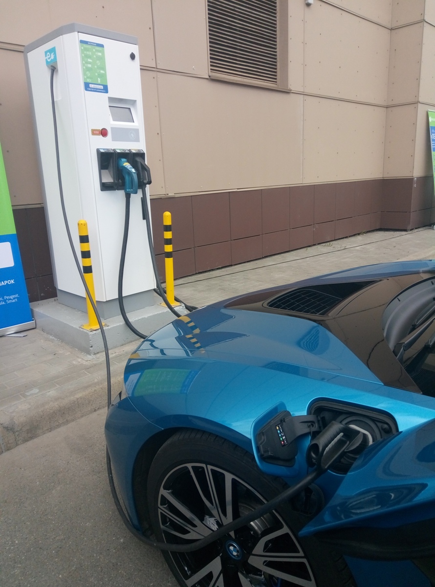 W Petersburgu uruchomiona została pierwsza ogólnomiejska sieć szybkich, wielostandardowych stacji ładowania pojazdów elektrycznych