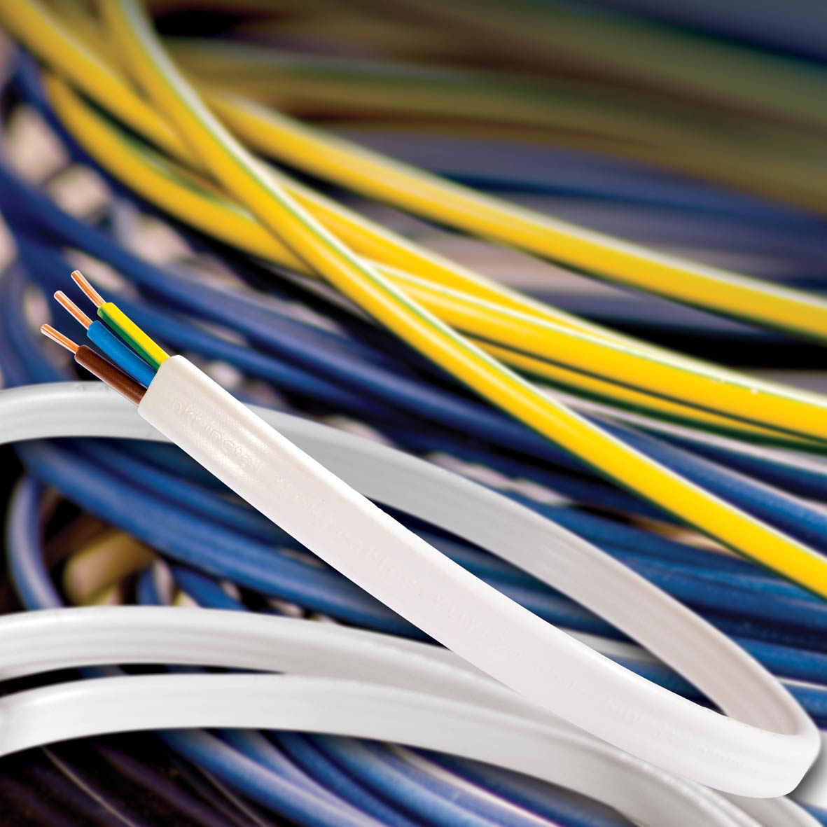 Doświadczony instalator jest w stanie sprawdzić  niektóre cechy jakościowe przewodów