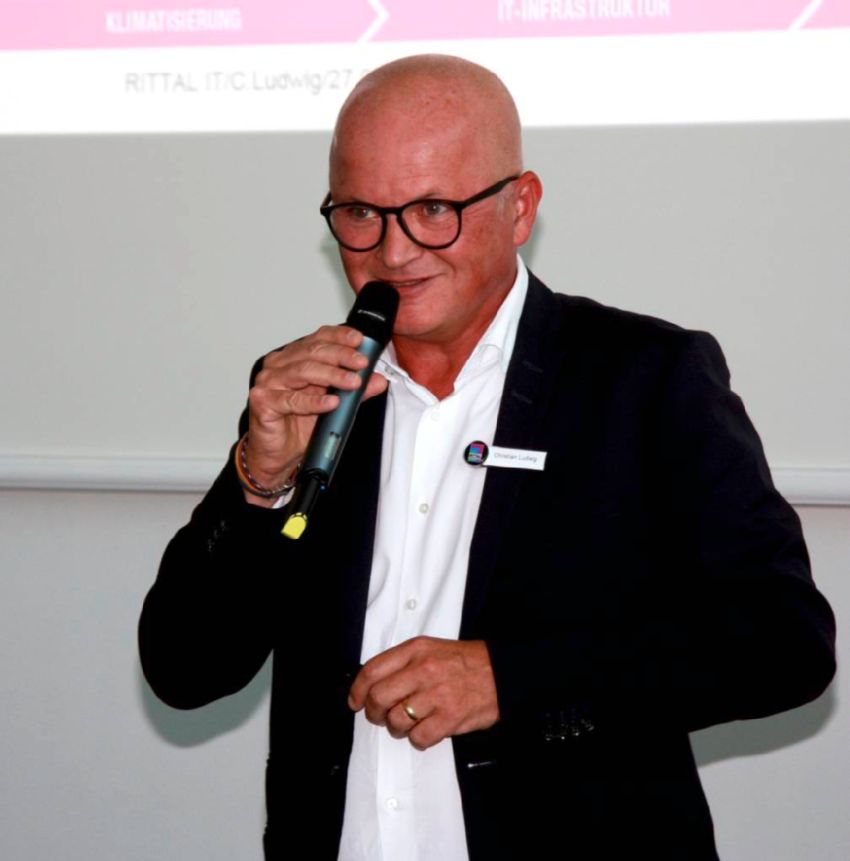 „Na pierwszym planie postawiliśmy dialog między klientami a ekspertami, ponieważ cyfryzacją ciągle jeszcze budzi niepewność i prowokuje liczne pytania” mówi Christian Ludwig, wiceprezes ds. sprzedaży IT w Rittal i prowadzący Dni Praktyki IT Rittal.