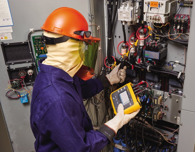 Fluke 438-II mierzy zarówno elektryczne, jak i mechaniczne parametry pracy silników elektrycznych