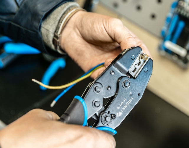 Szczypce do zaciskania z wymiennymi szczękami