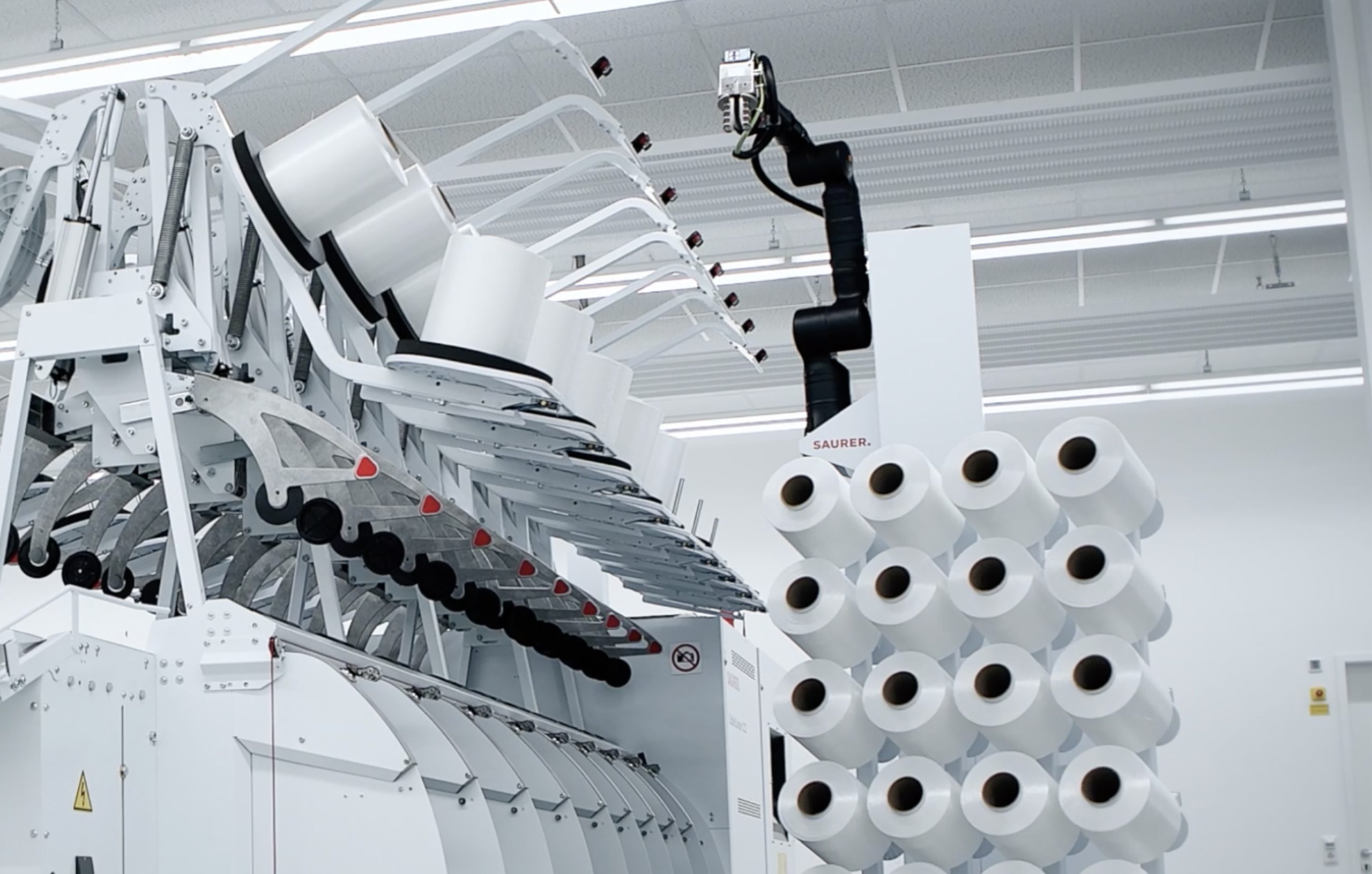 Elastyczne rozwiązanie do podawania szpul do maszyn (źródło zdjęcia: Project S&P i Kassow Robots)