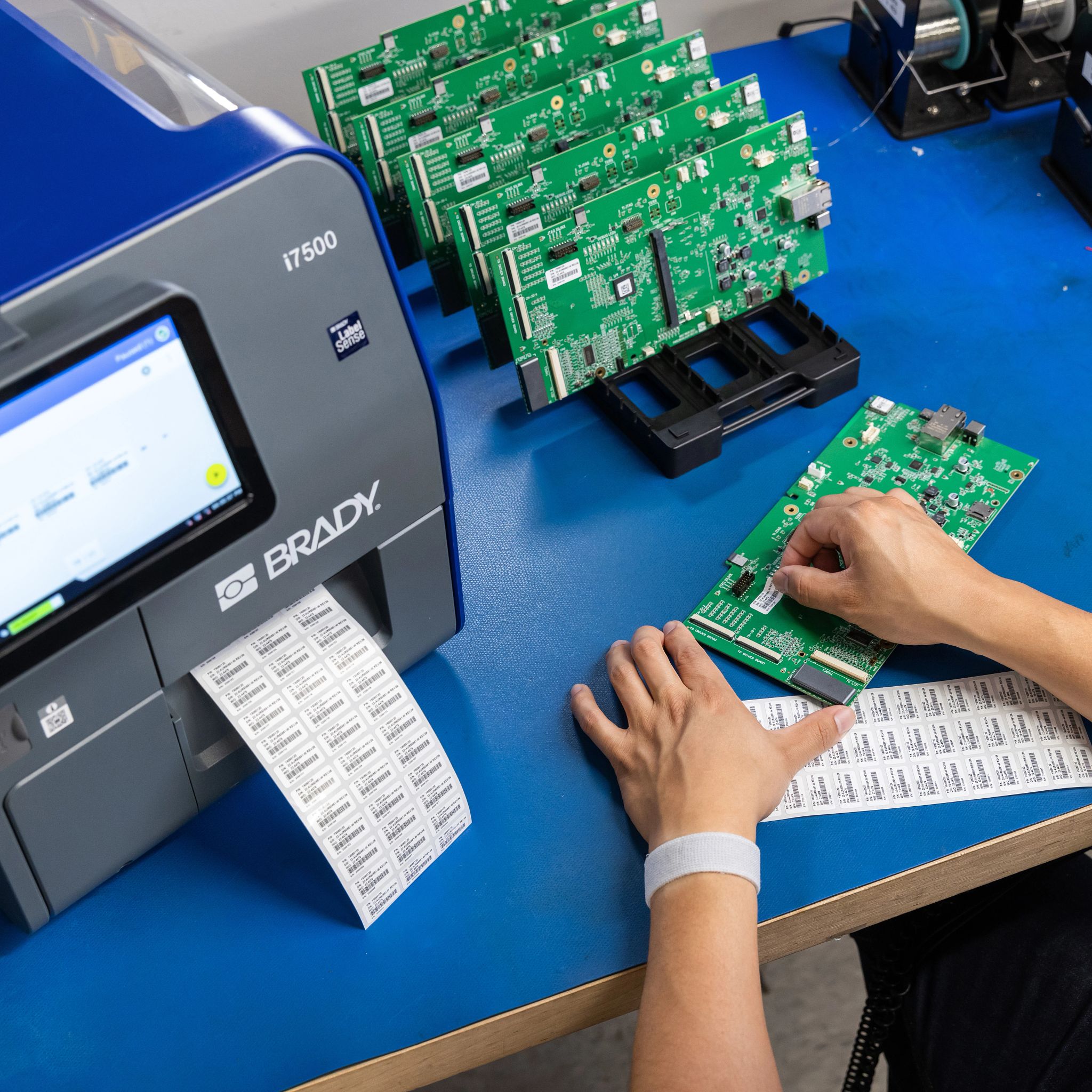 W nowym, opatentowanym modelu drukarki globalny specjalista w dziedzinie identyfikacji, Brady Corporation, usunął wszystkie problemy związane z drukowaniem etykiet, rewolucjonizując doświadczenie drukowania etykiet z rdzeniem 76 mm