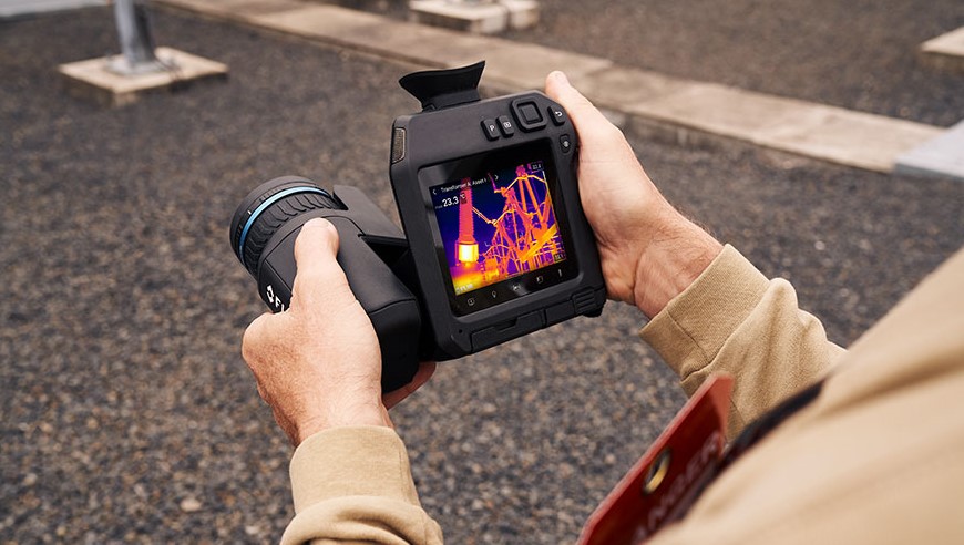 Kamery termowizyjne, takie jak FLIR T865, są w stanie dokładnie mierzyć temperaturę z dużych odległości.