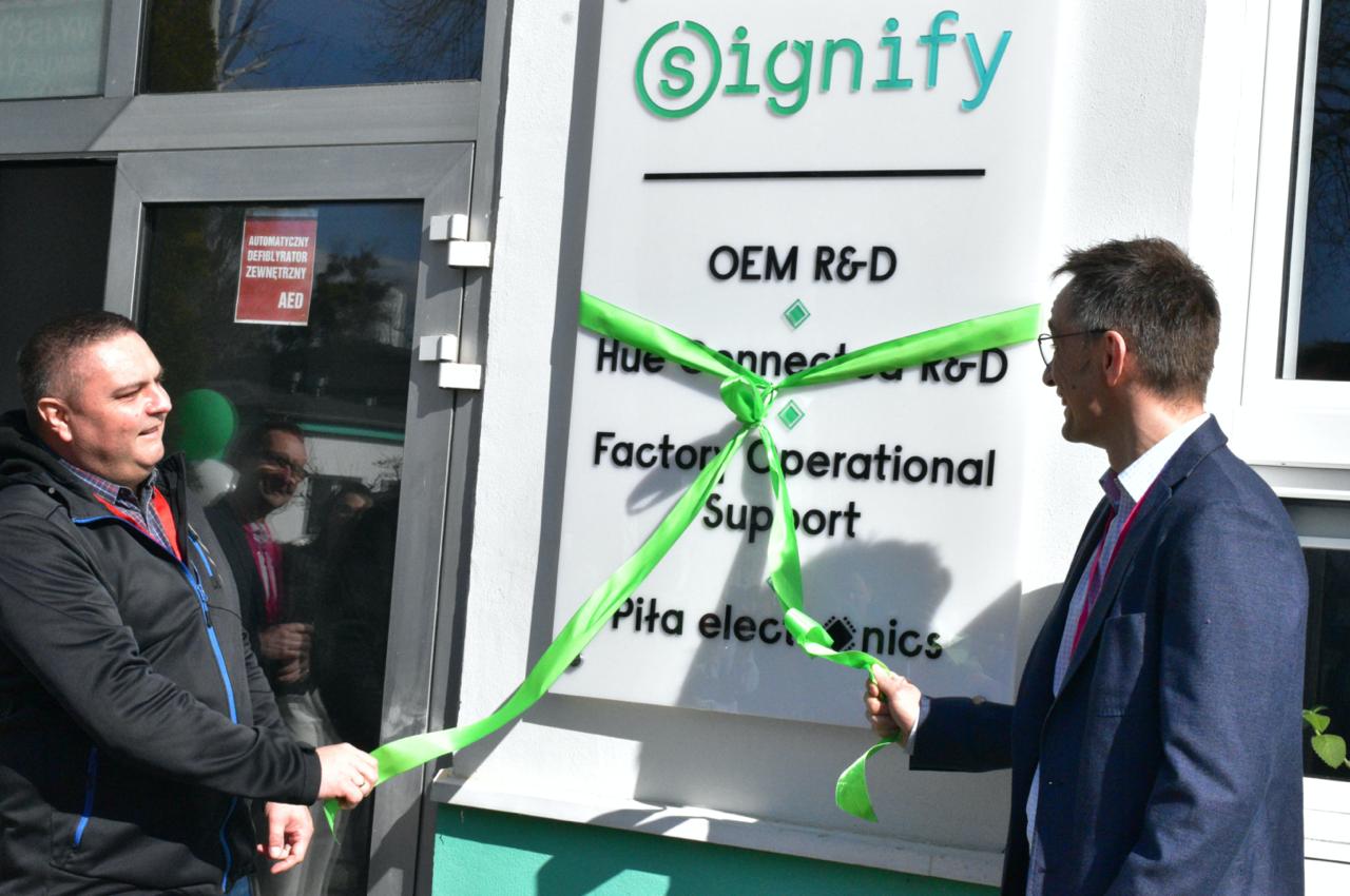 SIGNIFY OTWIERA NOWOCZESNĄ PRZESTRZEŃ BADAWCZO-ROZWOJOWĄ     W PILE, KONTYNUUJĄC WIELOLETNIĄ TRADYCJĘ INNOWACJI OŚWIETLENIOWYCH SIGNIFY OTWIERA NOWOCZESNĄ PRZESTRZEŃ BADAWCZO-ROZWOJOWĄ     W PILE, KONTYNUUJĄC WIELOLETNIĄ TRADYCJĘ INNOWACJI OŚWIETLENIOWYCH