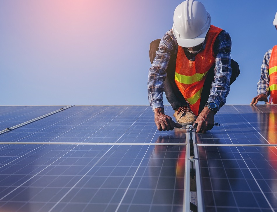 Kompletne i niezawodne zabezpieczenie obwodów systemu fotowoltaicznego (PV) firmy EATON