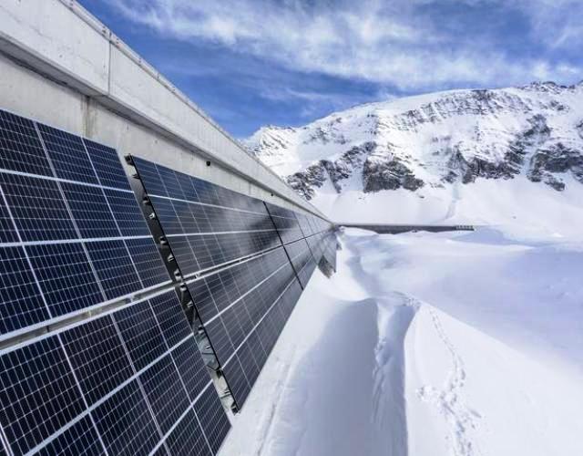 Odpowiednie wykorzystanie zimowej aury może skutkować wysokim uzyskiem solarnym. Przykładem jest położona na 2500 m n.p.m. elektrownia słoneczna AlpinSolar, która właśnie zimą może osiągać aż 50% rocznego uzysku energii elektrycznej.