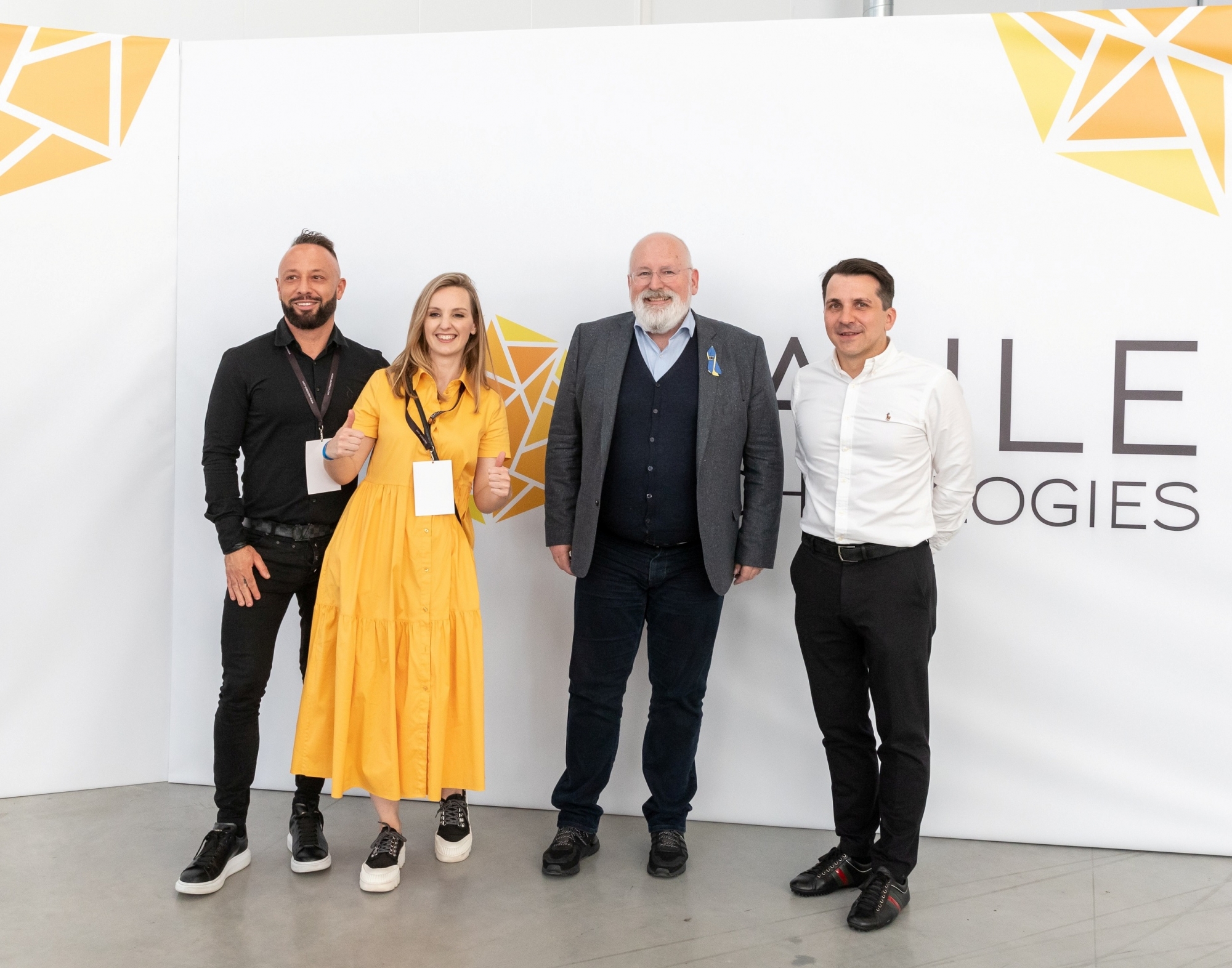 Od lewej: Piotr Krych, Olga Malinkiewicz, Frans Timmermans i Artur Kupczunas we wrocławskiej fabryce Saule Technologies