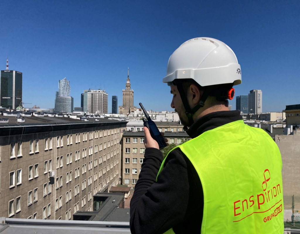 Łączność w standardzie TETRA umożliwia wysokiej jakości komunikację głosową i transmisję danych m.in. w energetyce, służbach bezpieczeństwa publicznego, transporcie i przemyśle