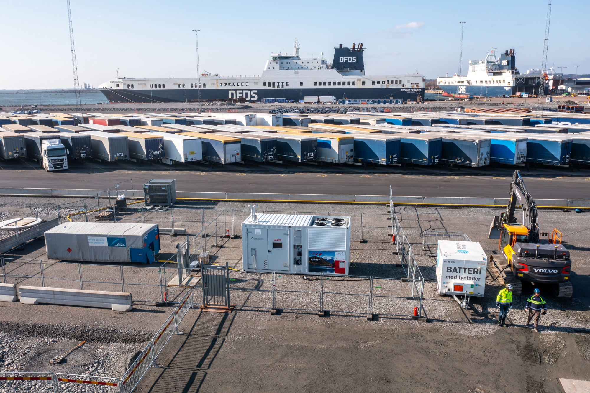 Jednostka HyFlex wykorzystuje zielony wodór dostarczany przez Linde Gas do generowania czystej energii elektrycznej dla stacji ładowania, która zasila koparkę elektryczną Volvo służącą do prac budowlanych w miejscu inwestycji.