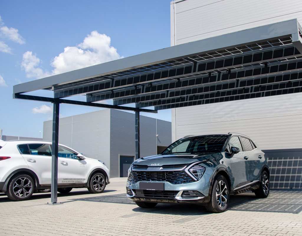 Ładowanie samochodu elektrycznego z przydomowego carportu dzięki energii słonecznej