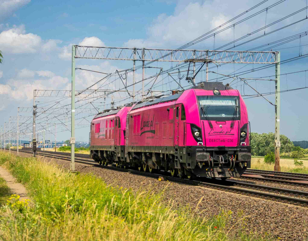 W upale cukierki 033 i 036 należące do Laude luzem pokonują szlak z Pruszcza Gdańskiego do Pszczółek . Różyny, 19.06.23r.