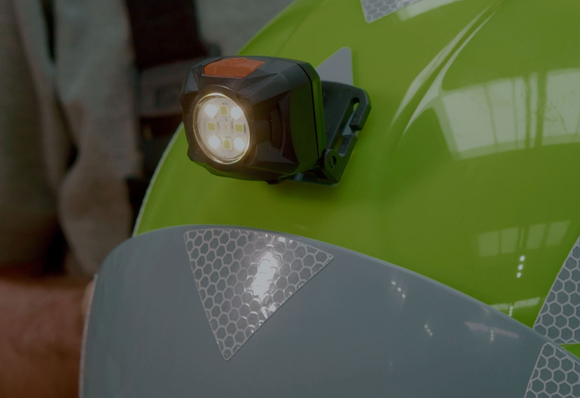 Hełm Secra E40 wyposażony w lampę Mactronic Rebel